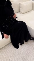 عباية كريب ملكي شك لؤلؤ وصدف أبيض