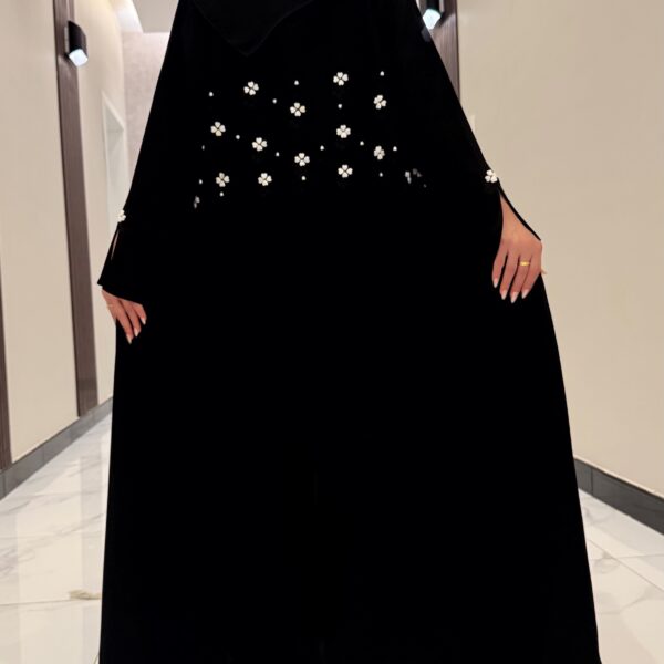 عباية كريب ملكي شك لؤلؤ وصدف أبيض