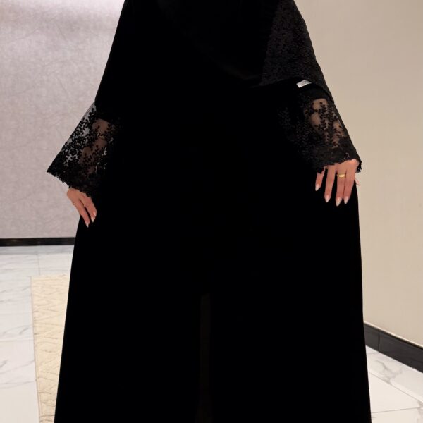 عباية كريب ملكي مع تُل مطرز