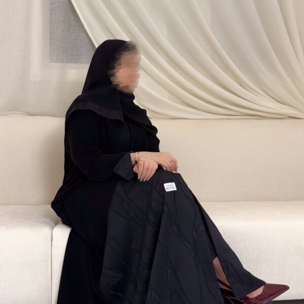 عباية كريب ملكي وجاكار كوري أسود
