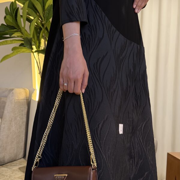 عباية كريب ملكي مع جاكار كوري أسود