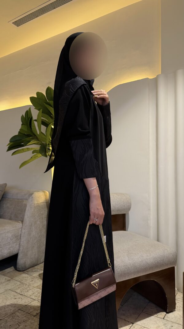 عباية كريب ملكي مع جاكار كوري أسود