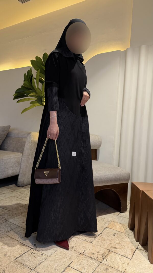 عباية كريب ملكي مع جاكار كوري أسود
