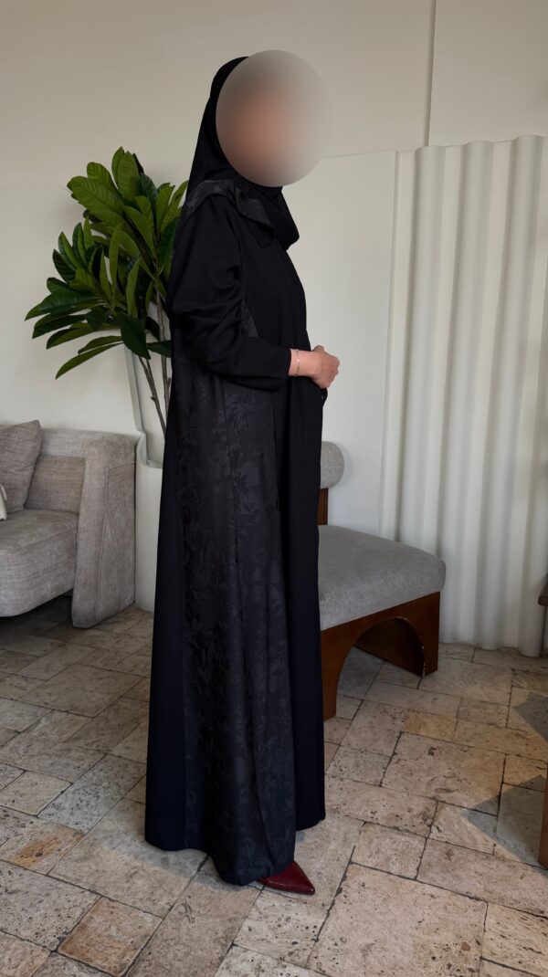 عباية كريب مقلم مع جاكار مورد أسود
