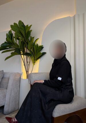 عباية كريب مقلم مع جاكار مورد أسود