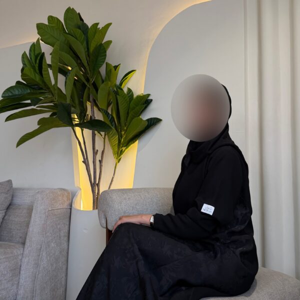 عباية كريب مقلم مع جاكار مورد أسود