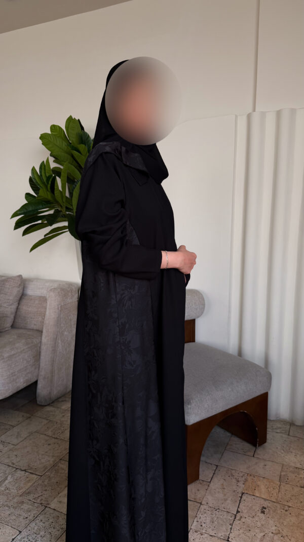 عباية كريب مقلم مع جاكار مورد أسود