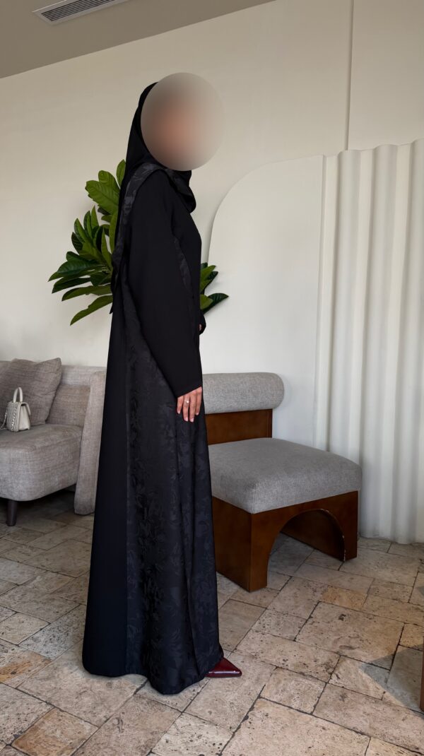 عباية كريب مقلم مع جاكار مورد أسود