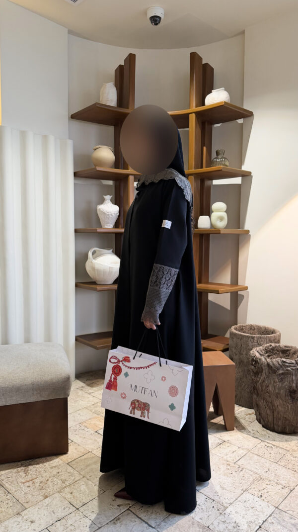 عباية كتان كوري مع دانتيل ياباني زيتي