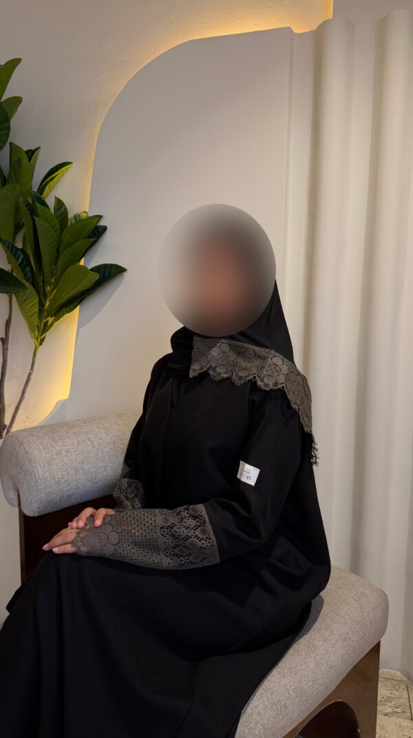 عباية كتان كوري مع دانتيل ياباني زيتي