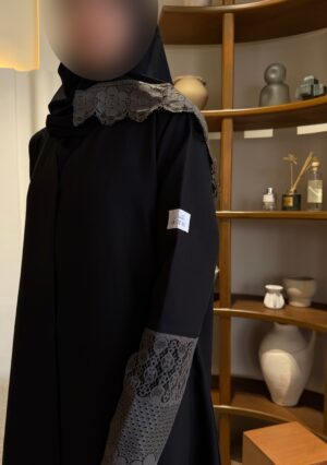 عباية كتان كوري مع دانتيل ياباني زيتي