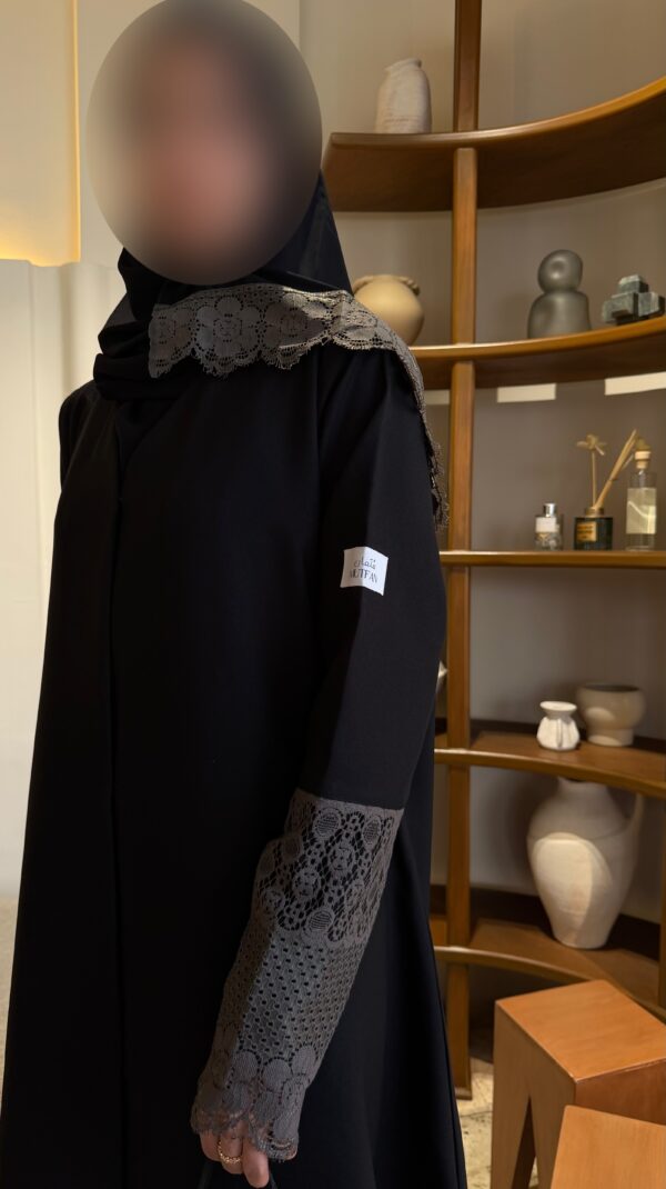 عباية كتان كوري مع دانتيل ياباني زيتي