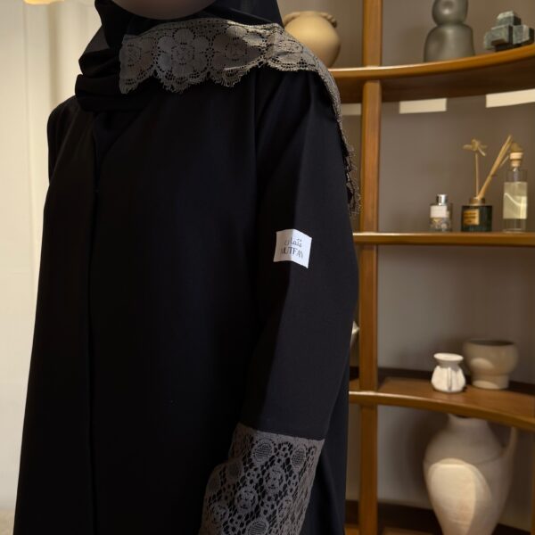 عباية كتان كوري مع دانتيل ياباني زيتي