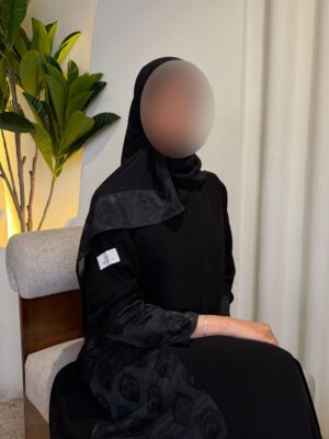 عباية كريب ملكي مع تُل مطرّز أسود