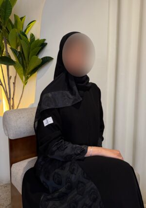 عباية كريب ملكي مع تُل مطرّز أسود