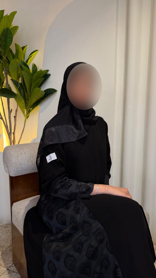 عباية كريب ملكي مع تُل مطرّز أسود