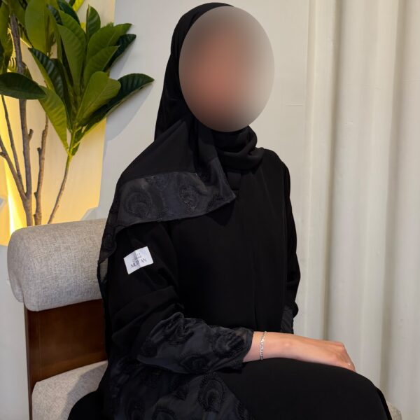 عباية كريب ملكي مع تُل مطرّز أسود