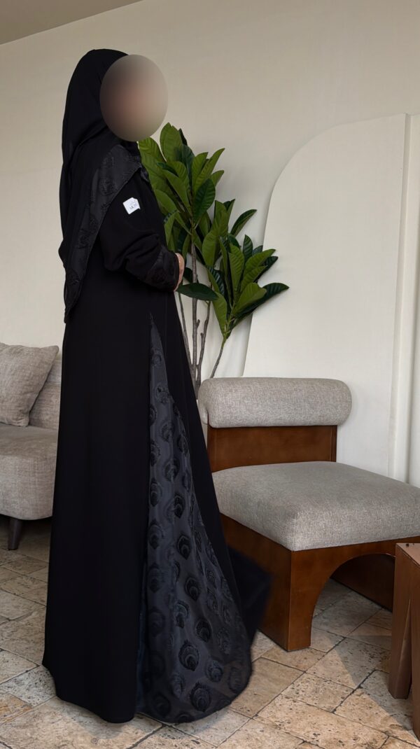 عباية كريب ملكي مع تُل مطرّز أسود