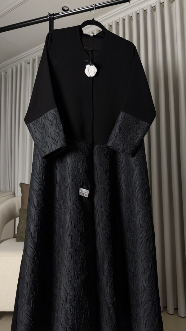 عباية كريب ملكي وجاكار هندي أسود