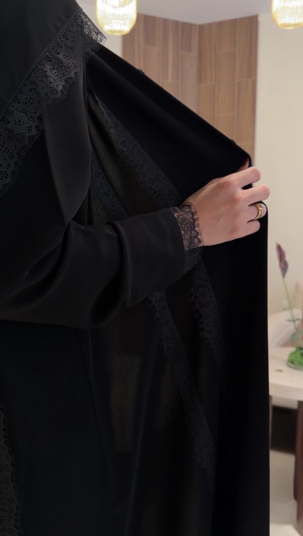 عباية كريب ملكي ودانتيل
