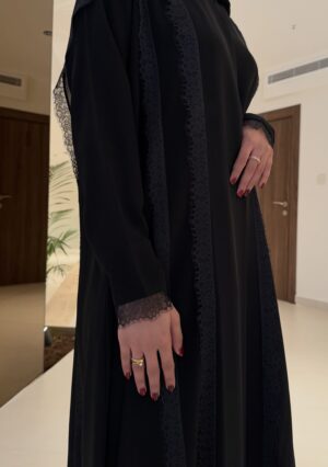 عباية كريب ملكي ودانتيل