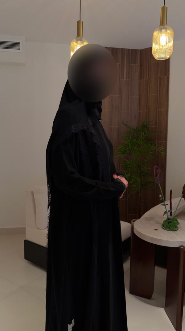 عباية كريب ملكي ودانتيل
