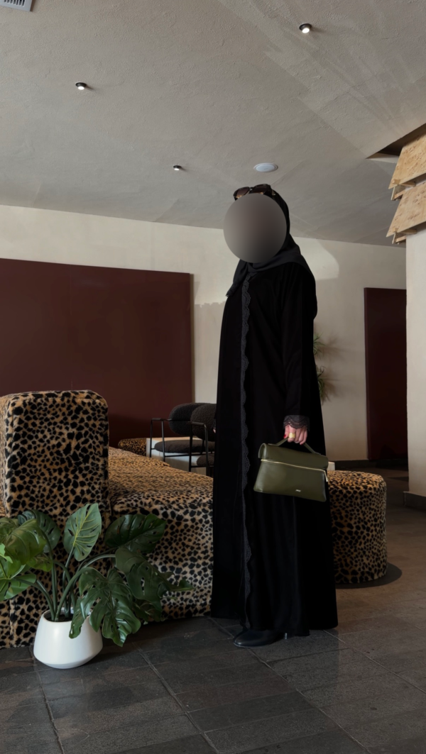 عباية مخمل ورد
